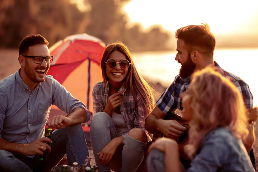 Grupo de adultos activos com um estilo de vida saudável e equilibrado